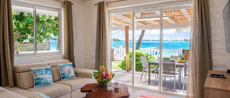 Talo, patio, rantanäköala | Oleskelualue