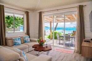 บ้านพัก, ลานระเบียง, วิวชายหาด | บริเวณนั่งเล่น | สมาร์ททีวี 45 นิ้ว พร้อมช่องเคเบิล