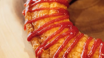 Um close-up de um alimento com um padrão em espiral e cobertura vermelha brilhante.