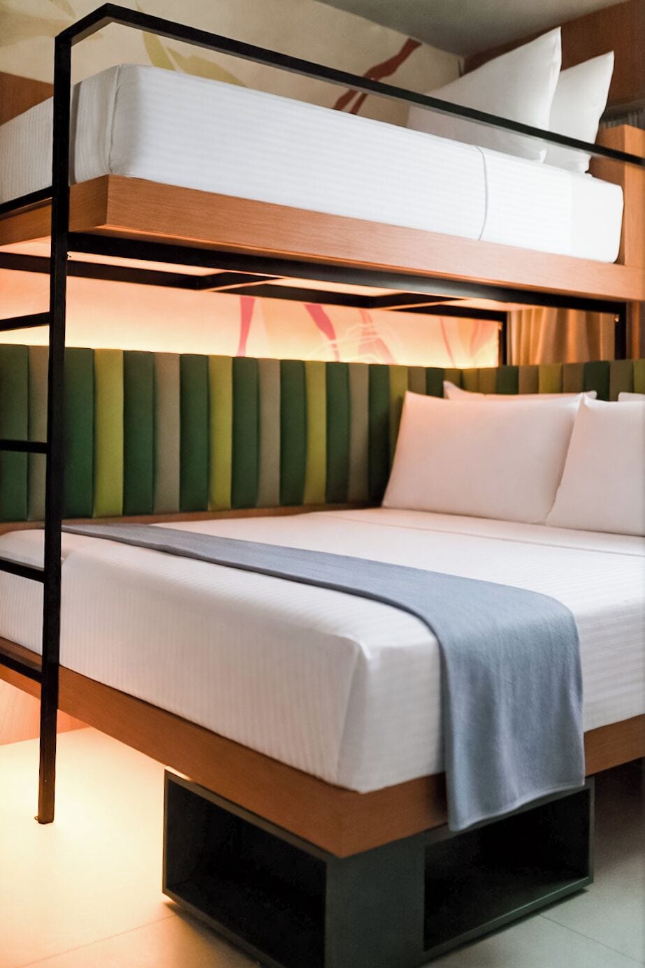 Una cama litera con una cama en la parte inferior y otra en la superior.