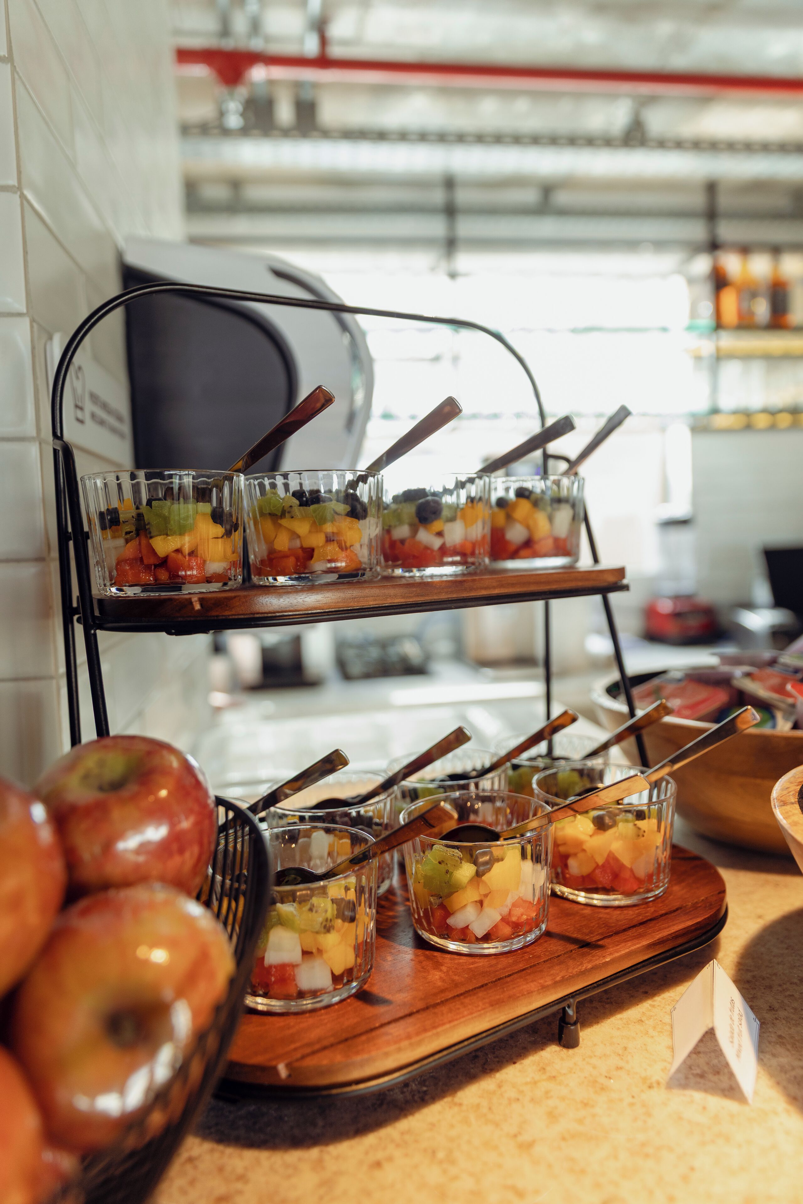 Un esmorzar buffet amb fruita i cereals envasellats.