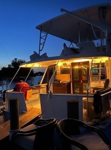 Charming 3-bedroom houseboat with AC in perfect Key West, Sleeps 10 Guests!