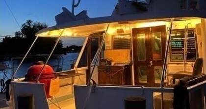 Charming 3-bedroom houseboat with AC in perfect Key West, Sleeps 10 Guests!