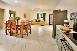 Private kitchen - Malanda Falls Retreat (Upper Barron)