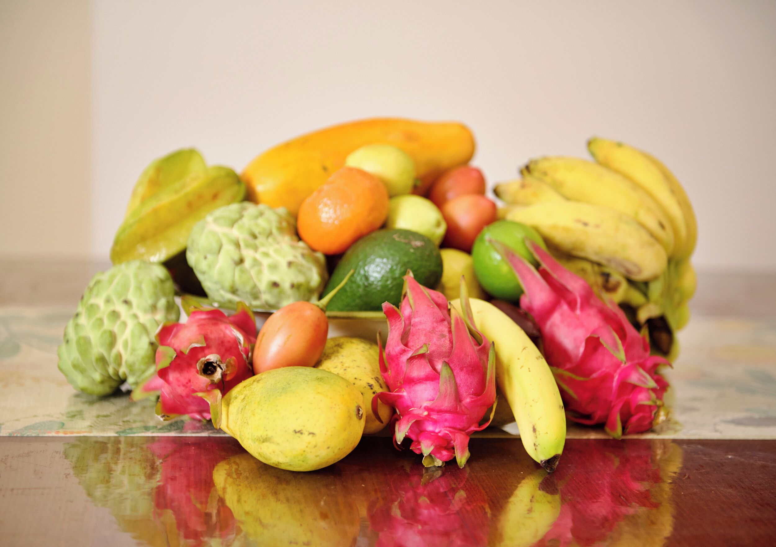 Diversas frutas, como bananas, pitaya e mangas.