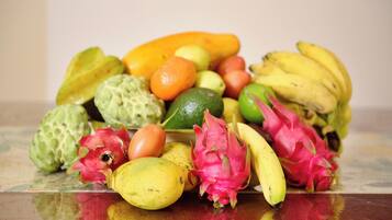 Diversas frutas, como bananas, pitaya e mangas.