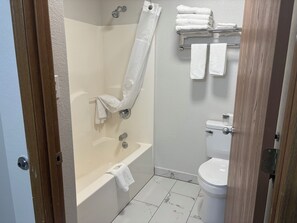 Combined shower/bathtub, eco-friendly toiletries, hair dryer, towels - Quality inn Neosho  (Neosho)