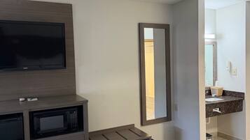 Basic Double Room, City View | Iron/ironing board, free WiFi