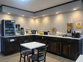 Basic Double Room, City View | Dining