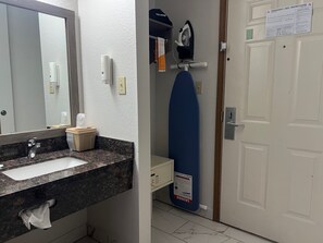 Escrivaninha, ferros/tábuas de passar roupa, Wi-Fi de cortesia