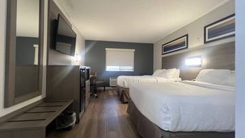 Escritorio, tabla de planchar con plancha, wifi gratis y ropa de cama