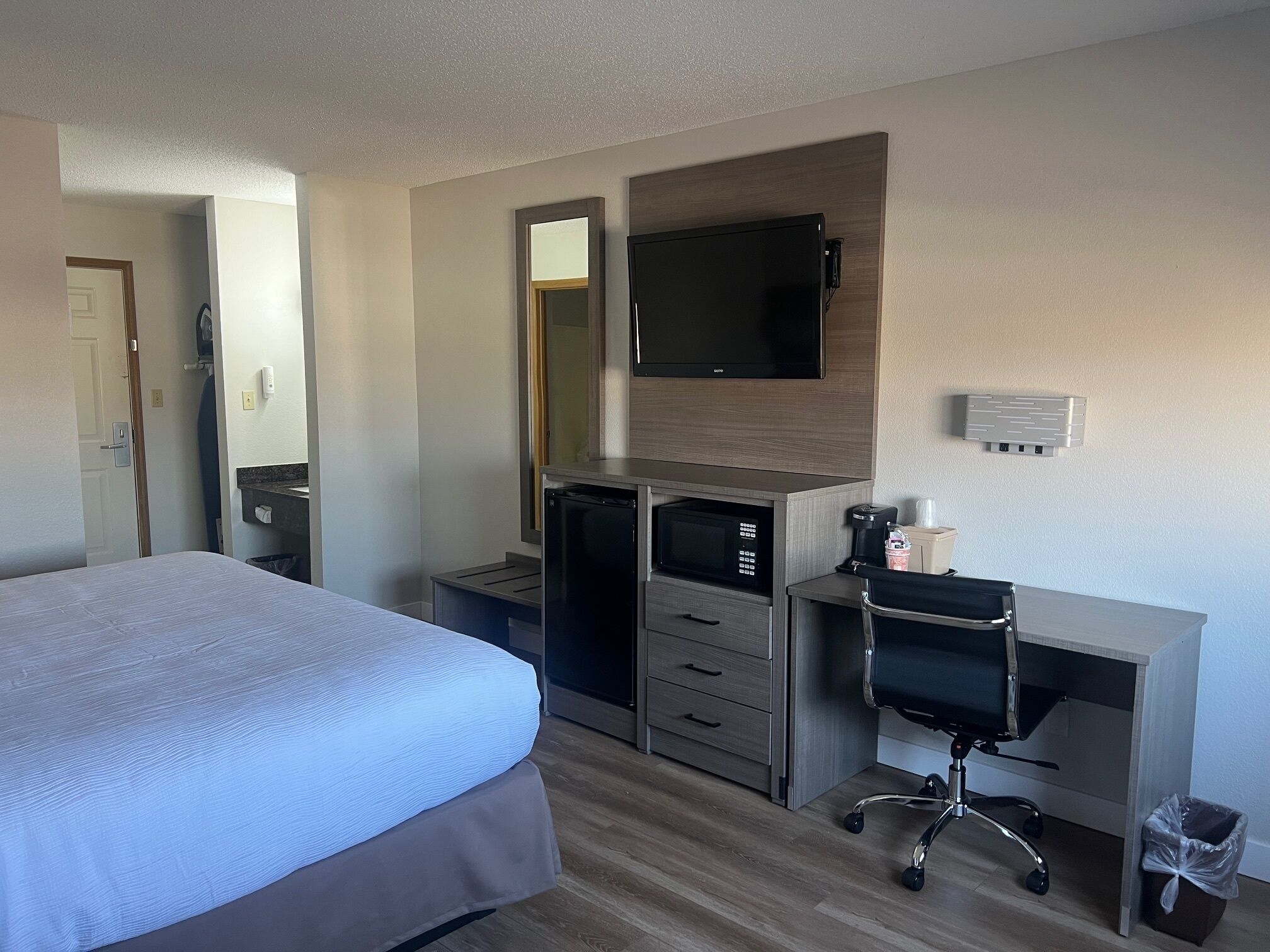 Premium bedding, pillowtop beds, desk, laptop workspace