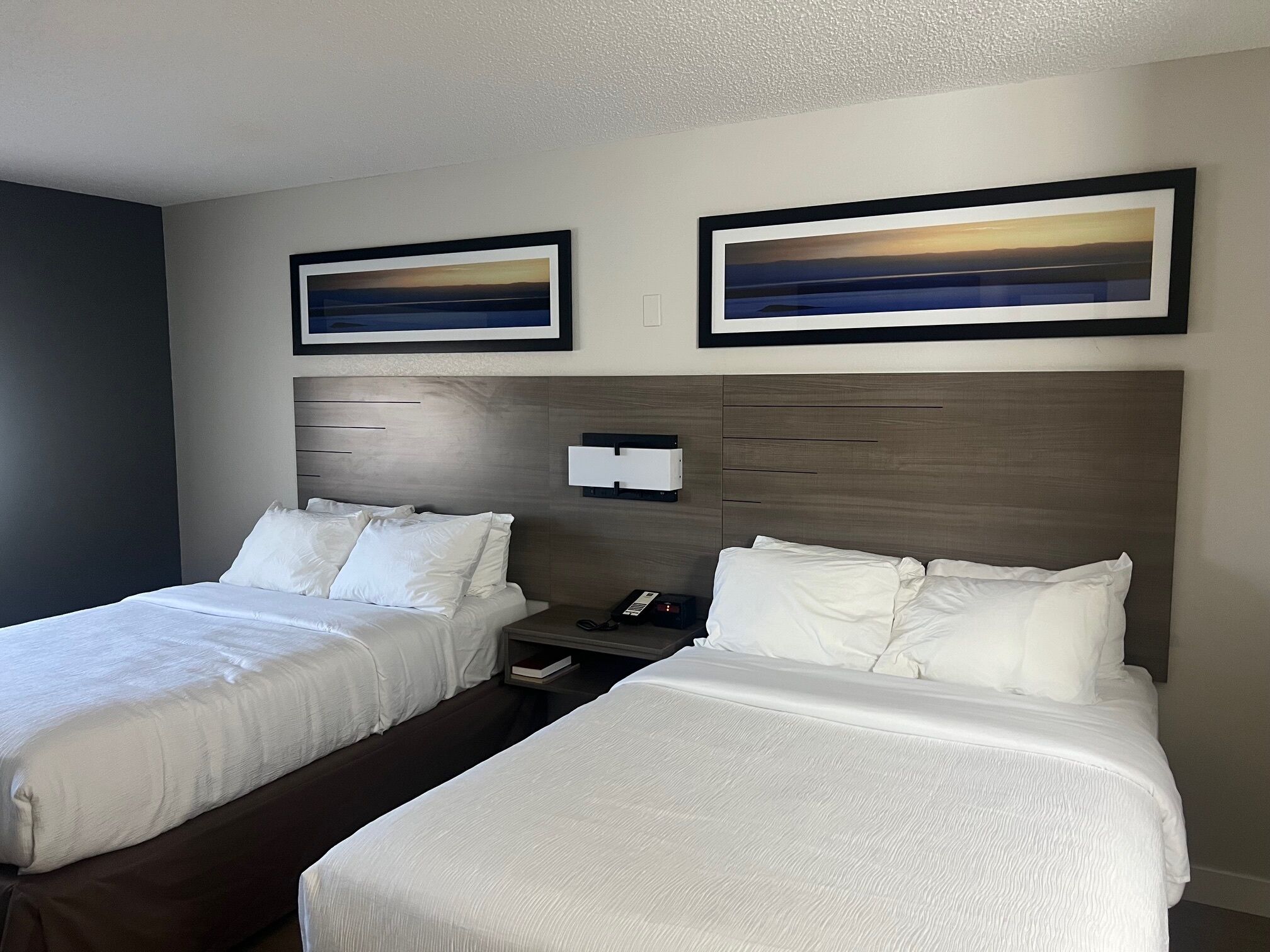 Skrivebord, strykejern/-brett, wi-fi (inkludert) og sengetøy