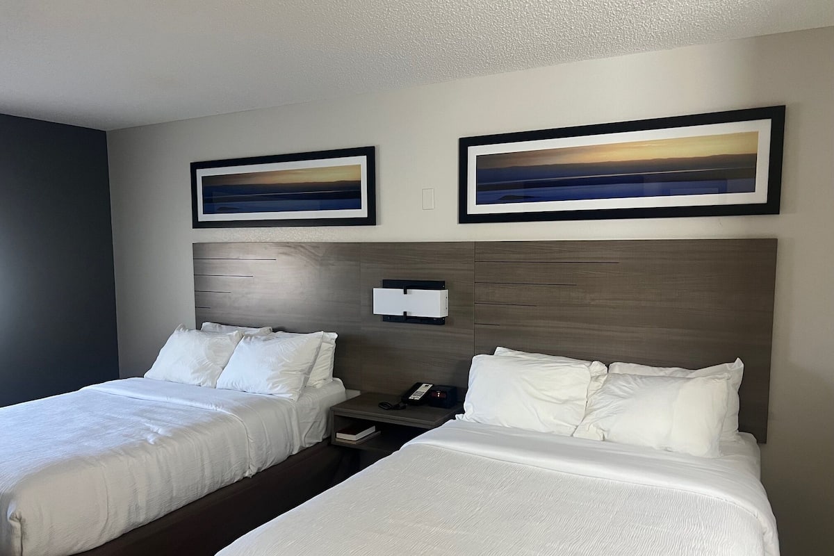 Escritorio, tabla de planchar con plancha, wifi gratis y ropa de cama