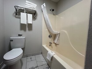 Combined shower/tub, hair dryer, towels, soap - Quality inn Neosho  (Neosho)