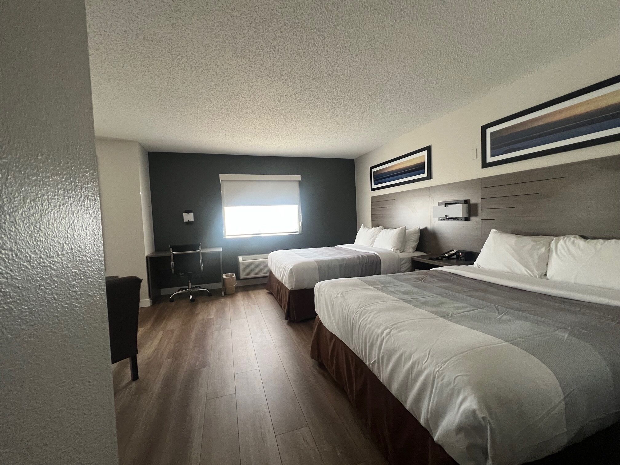 مكتب ومكواة/لوح كي وواي فاي مجانًا وملاءات أسرّة