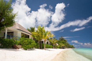 On the beach, white sand, sun loungers, beach towels - Baby Plage (Bora Bora)