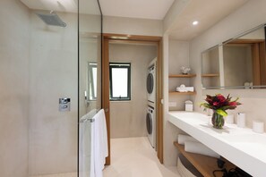 Shower, hair dryer, towels, soap - Baby Plage (Bora Bora)
