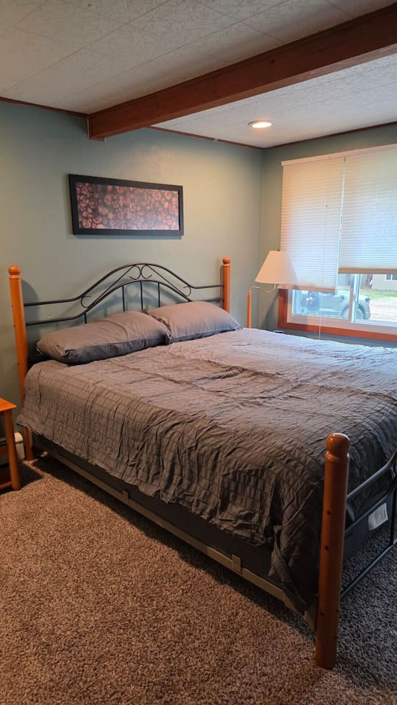 4 bedrooms, desk, WiFi, bed sheets