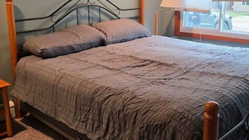 4 bedrooms, desk, WiFi, bed sheets