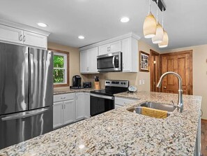 Jääkaappi, mikroaaltouuni, uuni, liesi