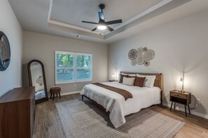3 bedrooms, desk, iron/ironing board, travel cot - Hot Tub, Firepit, Private yard, Outdoor living, Boat and RV parking!  (Canyon Lake)