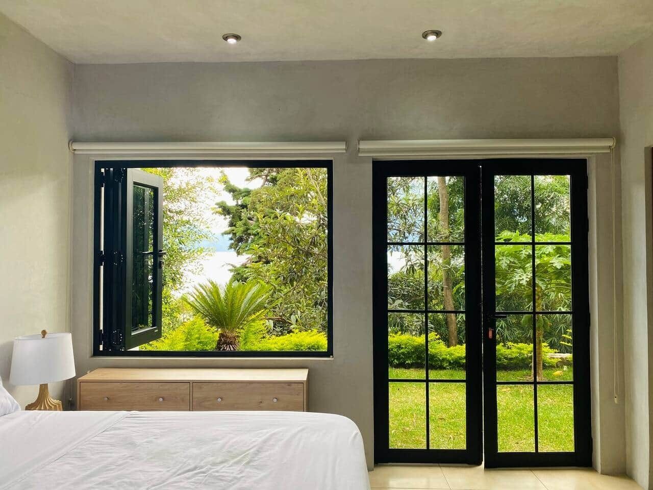 Värdeförvaringsskåp på rummet, strykjärn/strykbräda och resesäng