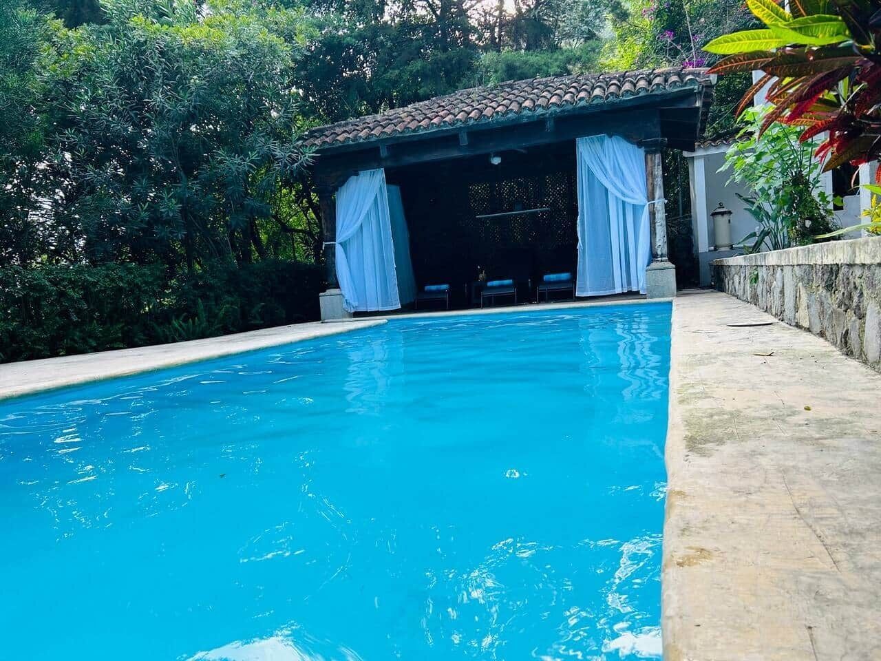 Una piscina al aire libre