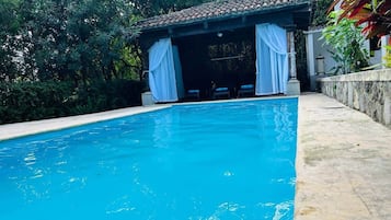 Una piscina al aire libre