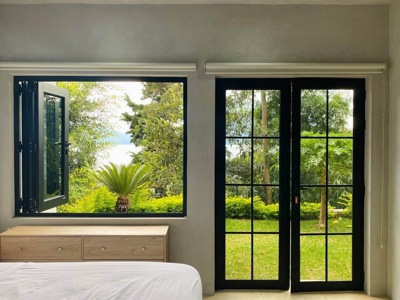 Een kluis op de kamer, een strijkplank/strijkijzer, reisbedje