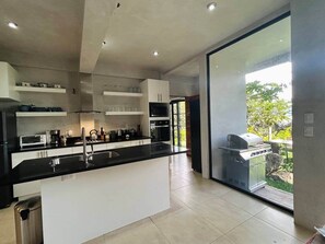 Geladeira, micro-ondas, fogão, cooktop