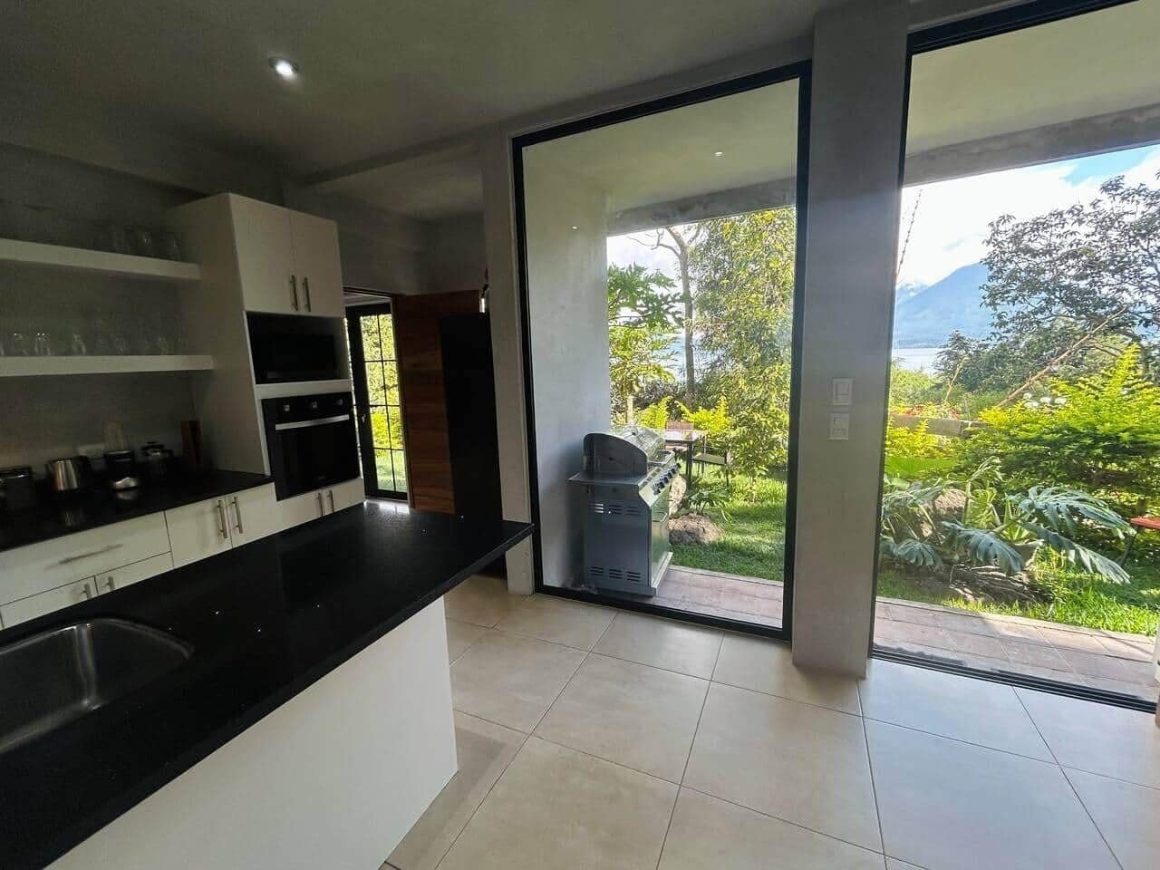 冷蔵庫、電  子レンジ、オーブン、コンロ