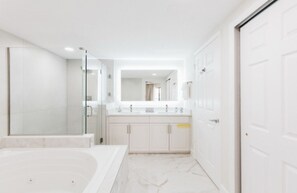 Dusche, Whirlpool, Haartrockner, Handtücher