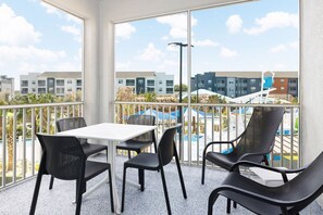 Outdoor dining - 3-bedroom in Villatel Orlando Resort that sleeps 8 with waterpark and amenities (Orlando)