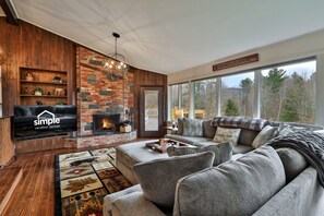 Televisor intel·ligent, llar de foc i taula de tennis de taula