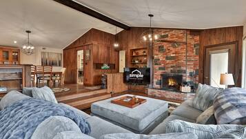 Een smart-tv, een open haard en een tafeltennistafel