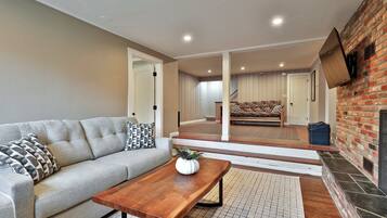 Een smart-tv, een open haard en een tafeltennistafel