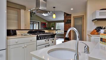 Een koelkast, een magnetron, een oven, een kookplaat