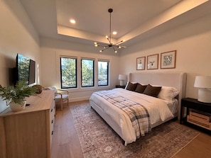 4 bedrooms, travel cot, WiFi, bed sheets - Cabin w/Hot Tub & Bunk Room - Steps to the lake! (Valley County)