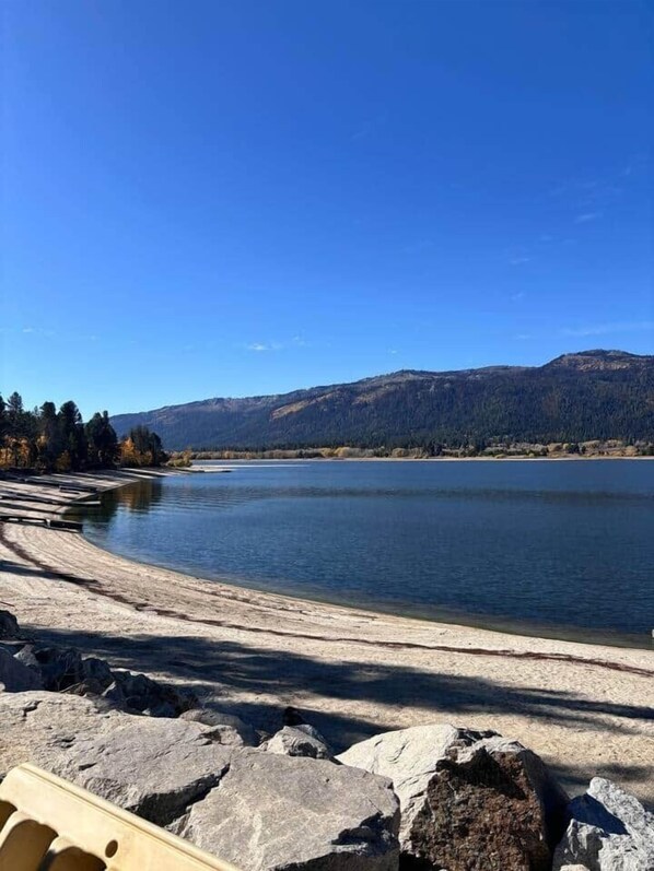 Sun-loungers, beach towels - Cabin w/Hot Tub & Bunk Room - Steps to the lake! (Valley County)