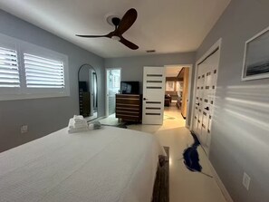 Iron/ironing board, Internet, bed sheets - The Siesta Key Pool House – Private Inland Oasis (Sarasota)