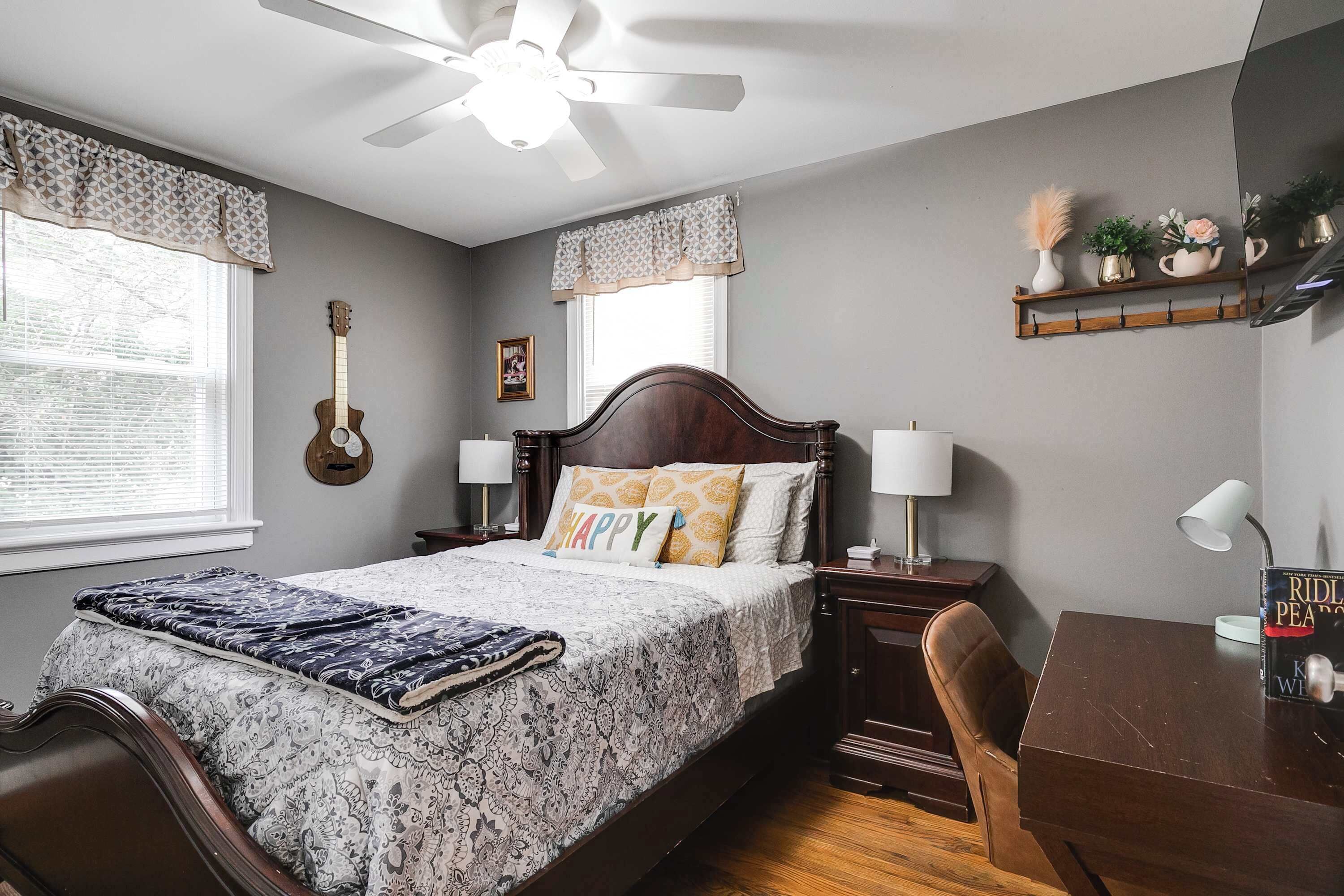 3 habitaciones, escritorio y tabla de planchar con plancha 