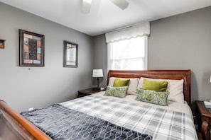 3 bedrooms, desk, iron/ironing board, travel cot