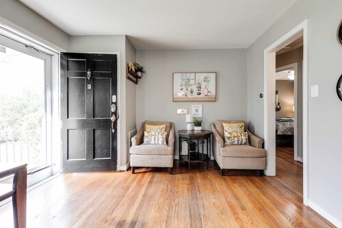 The Cozy Bungalow: free parking w/fully fenced yard