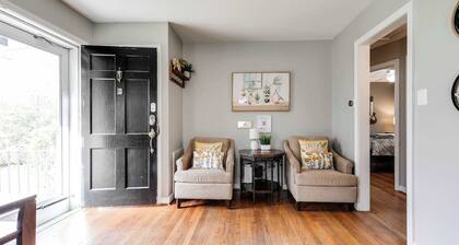 The Cozy Bungalow: free parking w/fully fenced yard