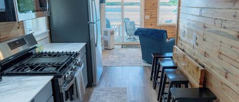 冷蔵庫、電子レンジ、オーブン、コンロ