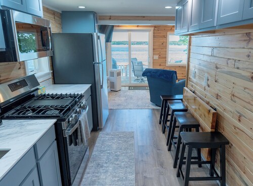 On the lake, Cozy Two bedroom cottage with frontage on Manistee Lake