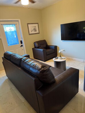 TV - Amazing studio close to beaches ,golf course and mall (North Miami Beach)