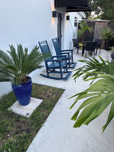 Amazing studio close to beaches ,golf course and mall