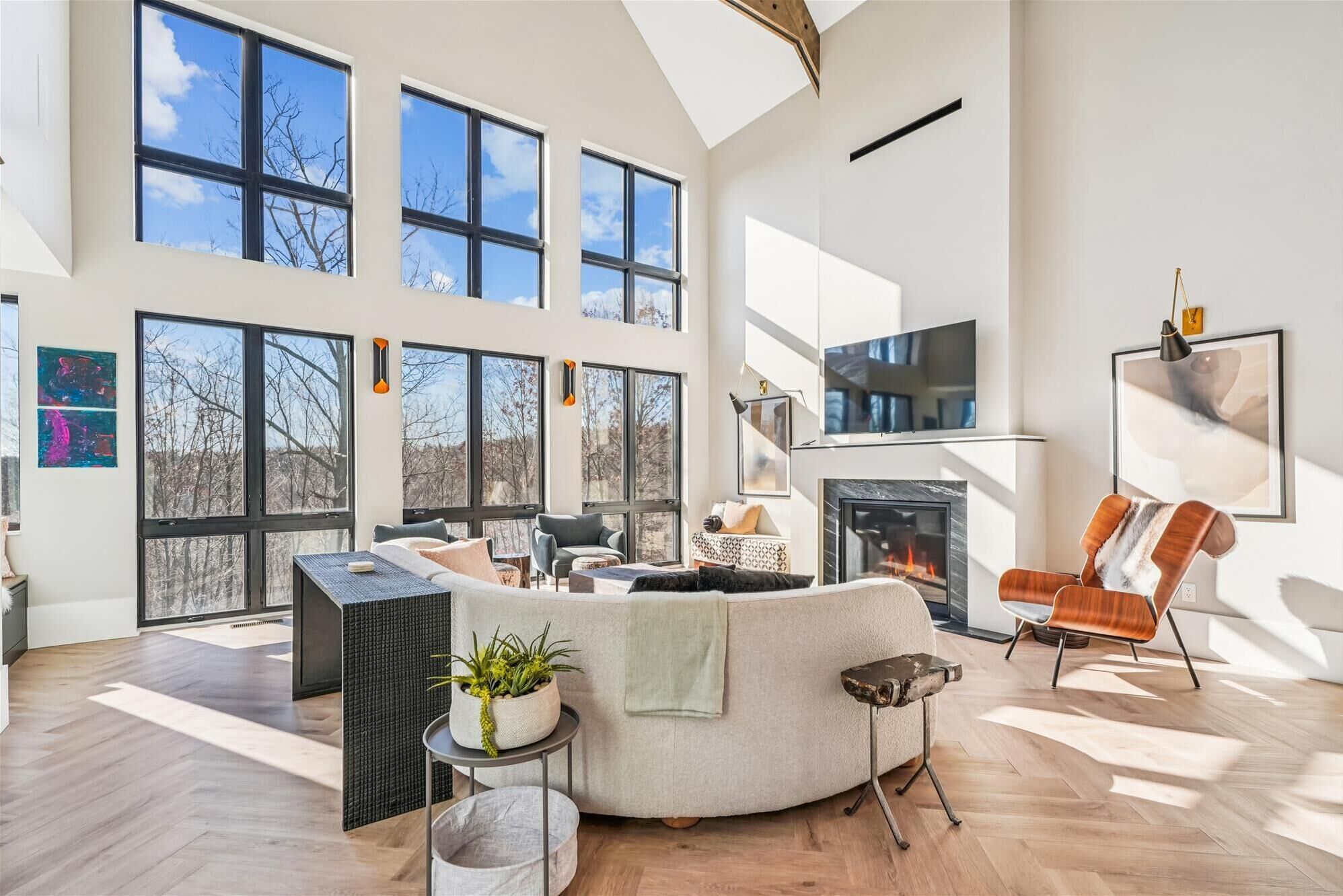 Een televisie en een open haard